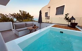 Theros Luxury Apartment